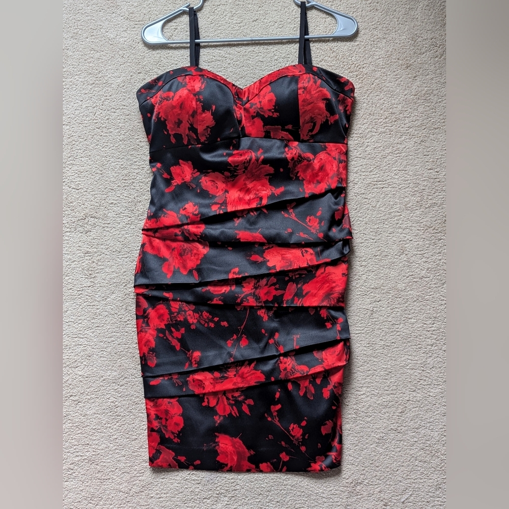 Guess Red and Black Bodycon Floral Dress Sweetheart Neckline Optional Straps
